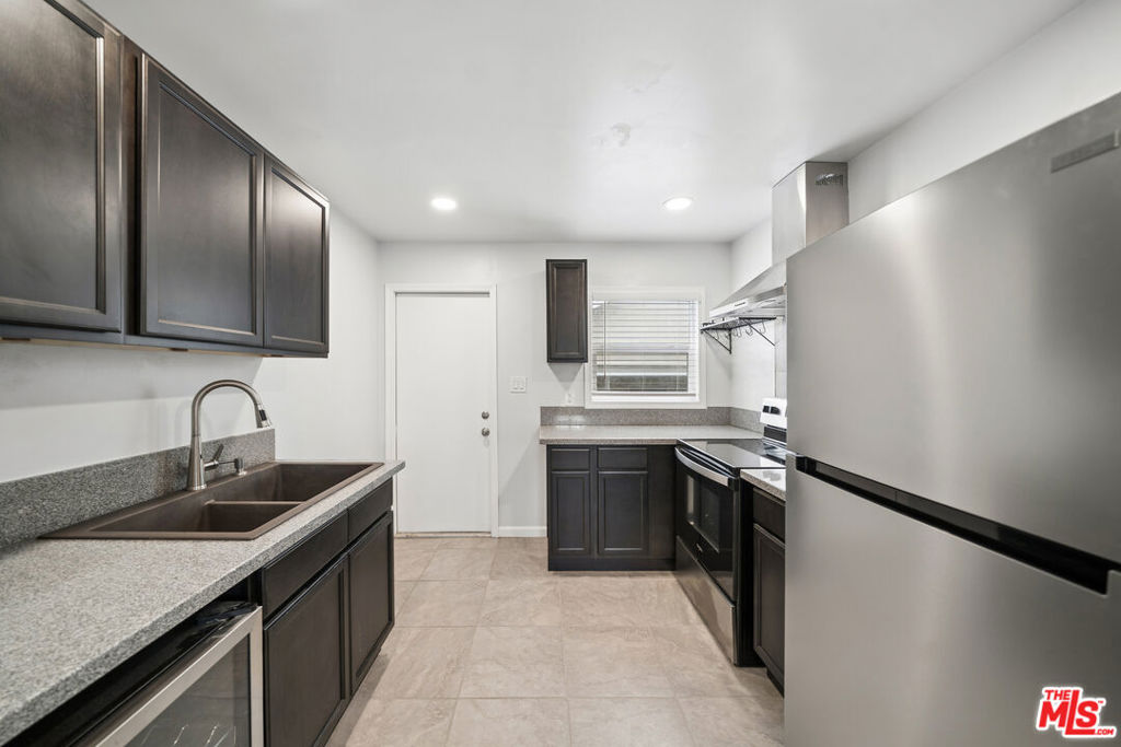 1543 W 23rd Street Property Photo 4