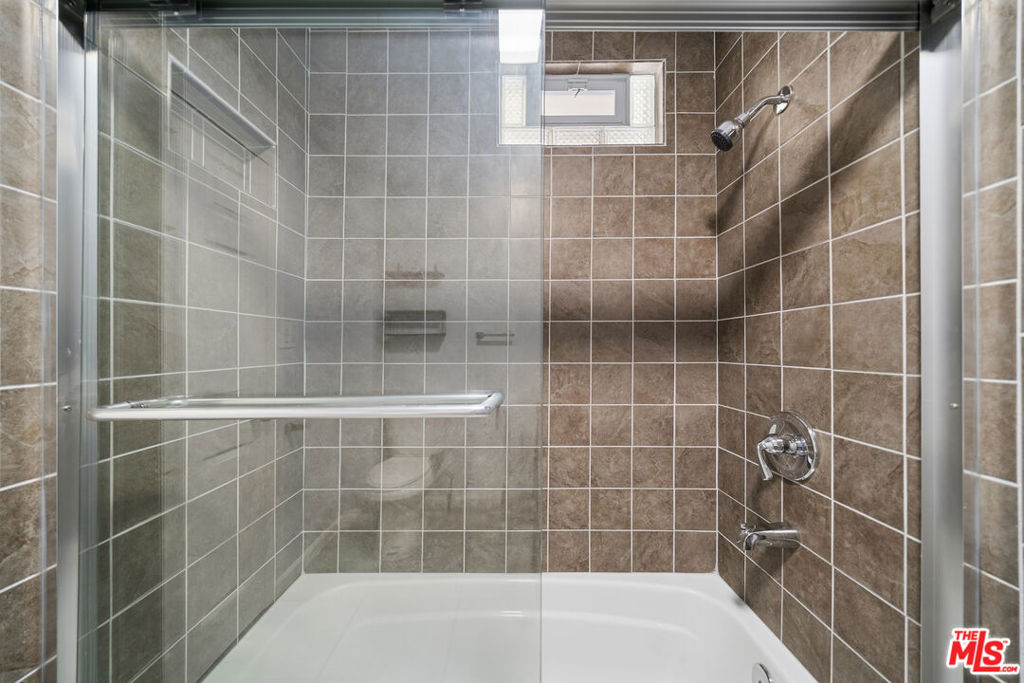 1543 W 23rd Street Property Photo 15