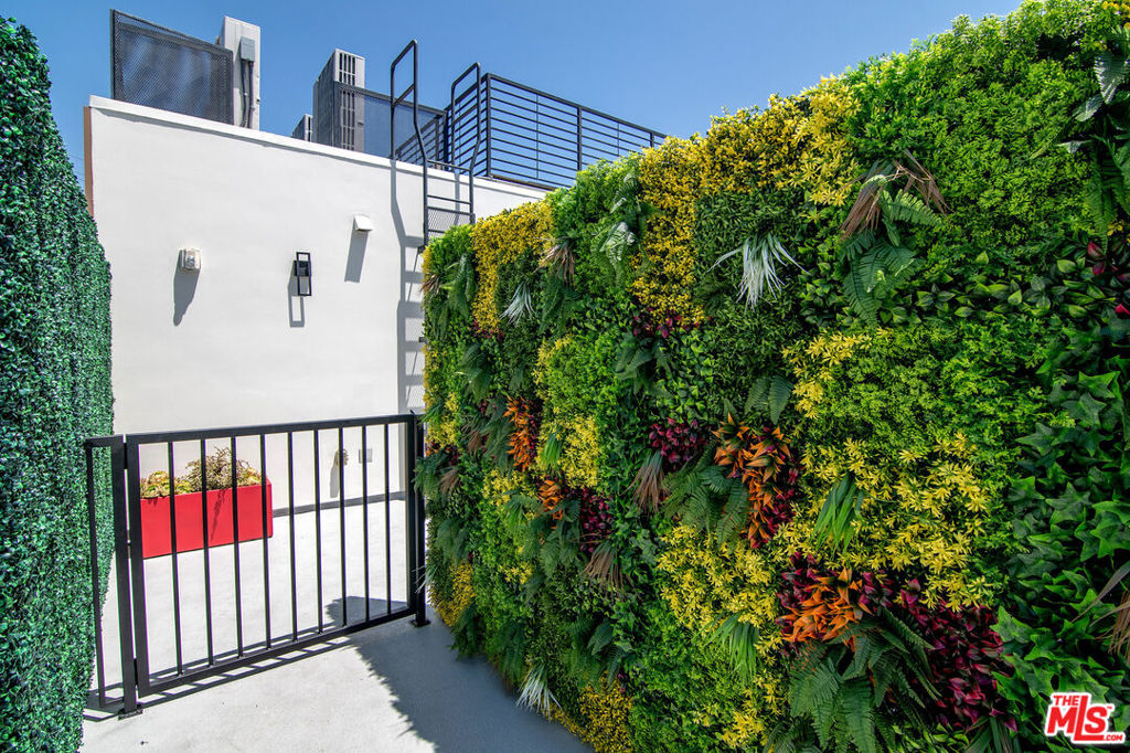 1236 N Fairfax Avenue 5 Property Photo 4