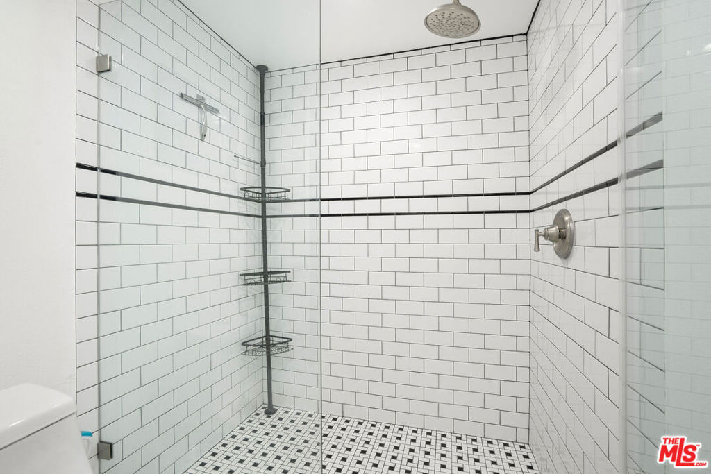 1942 Grace Avenue 217 Property Photo 13