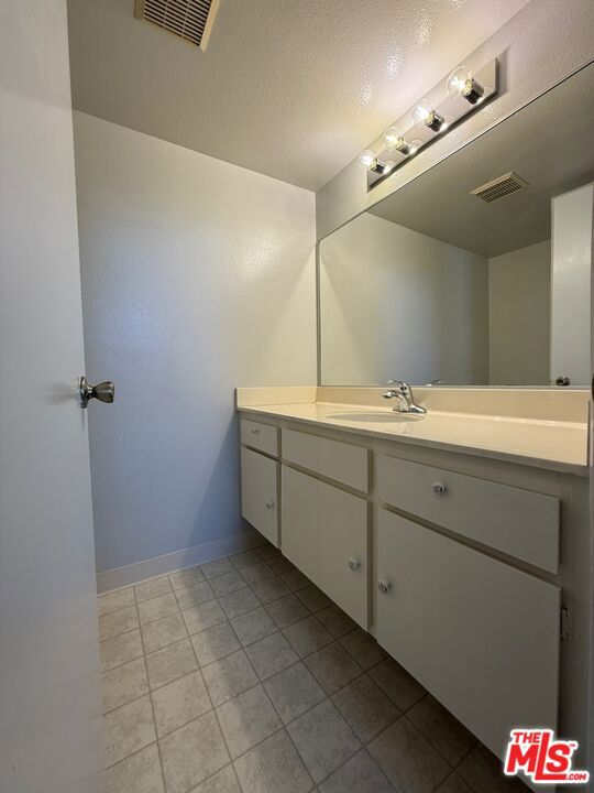2809 Montrose Avenue 10 Property Photo 9
