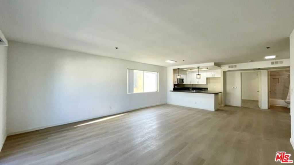 420 S Harvard Boulevard 301 Property Photo 3