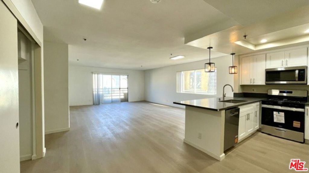 420 S Harvard Boulevard 301 Property Photo 7