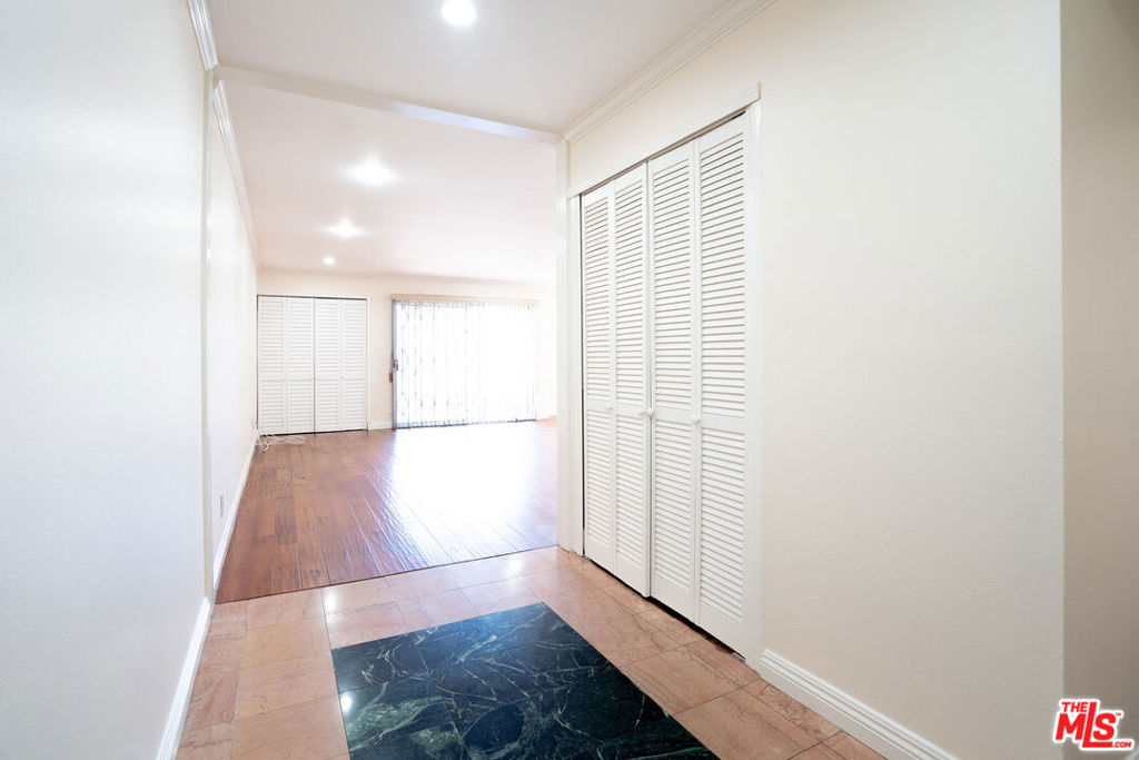 433 S Manhattan Place 108 Property Photo 11