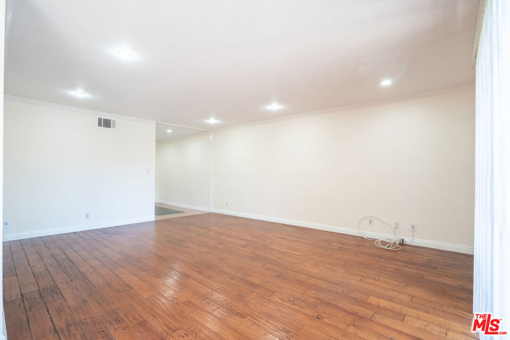 433 S Manhattan Place 108 Property Photo 13