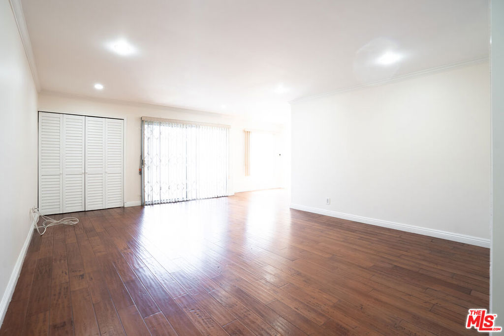 433 S Manhattan Place 108 Property Photo 14