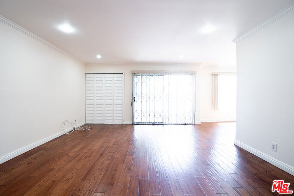 433 S Manhattan Place 108 Property Photo 15
