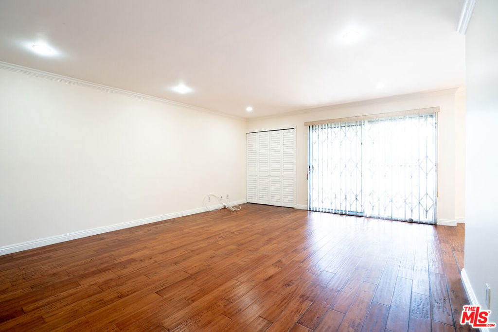 433 S Manhattan Place 108 Property Photo 16