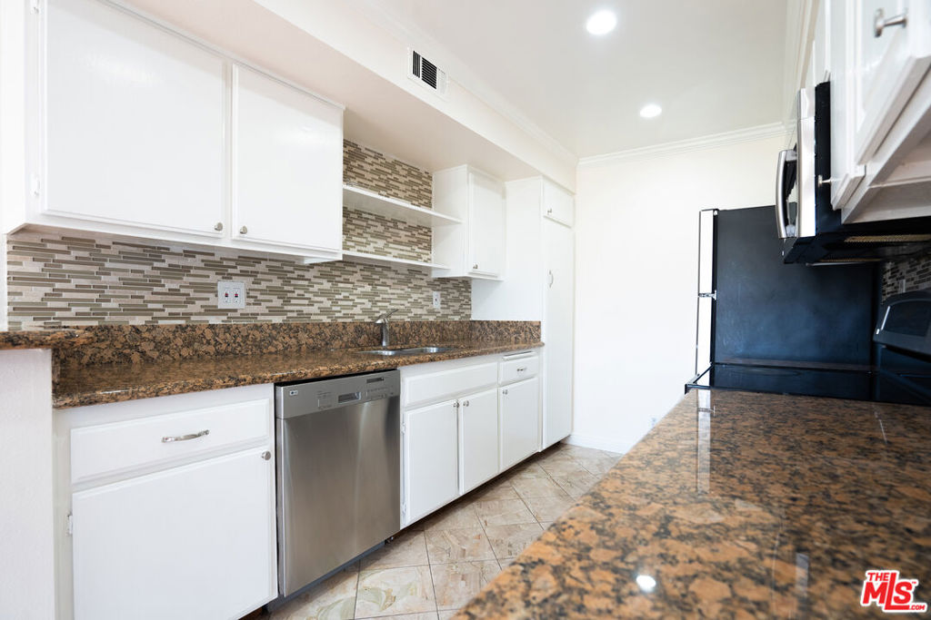 433 S Manhattan Place 108 Property Photo 20