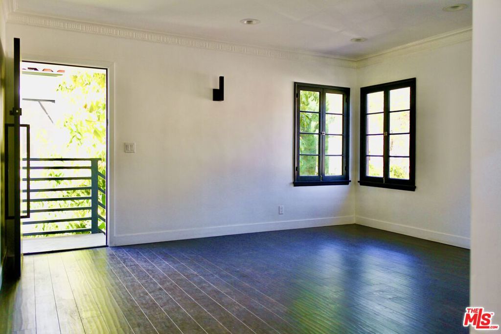 8216 Willoughby Avenue Property Photo 3