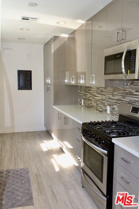 8216 Willoughby Avenue Property Photo 6
