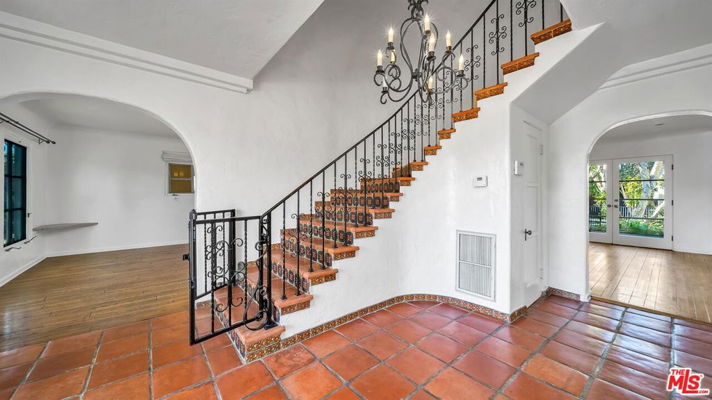 333 S Roxbury Drive Property Photo 2