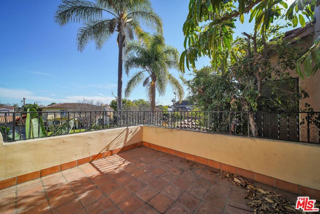 333 S Roxbury Drive Property Photo 6