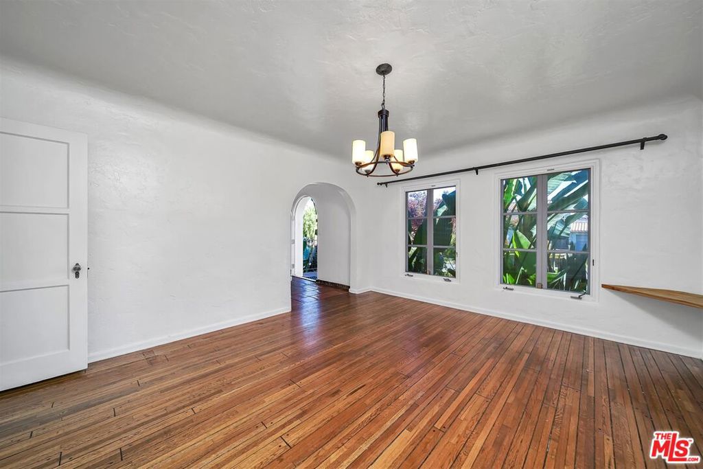 333 S Roxbury Drive Property Photo 7