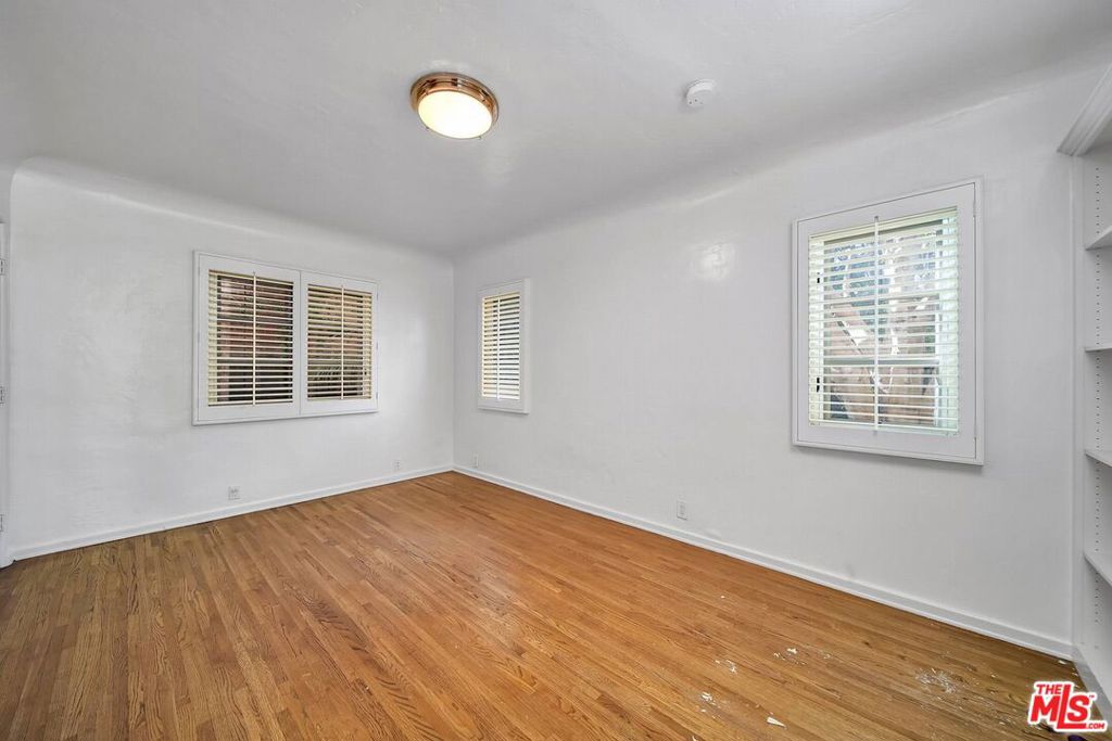 333 S Roxbury Drive Property Photo 8