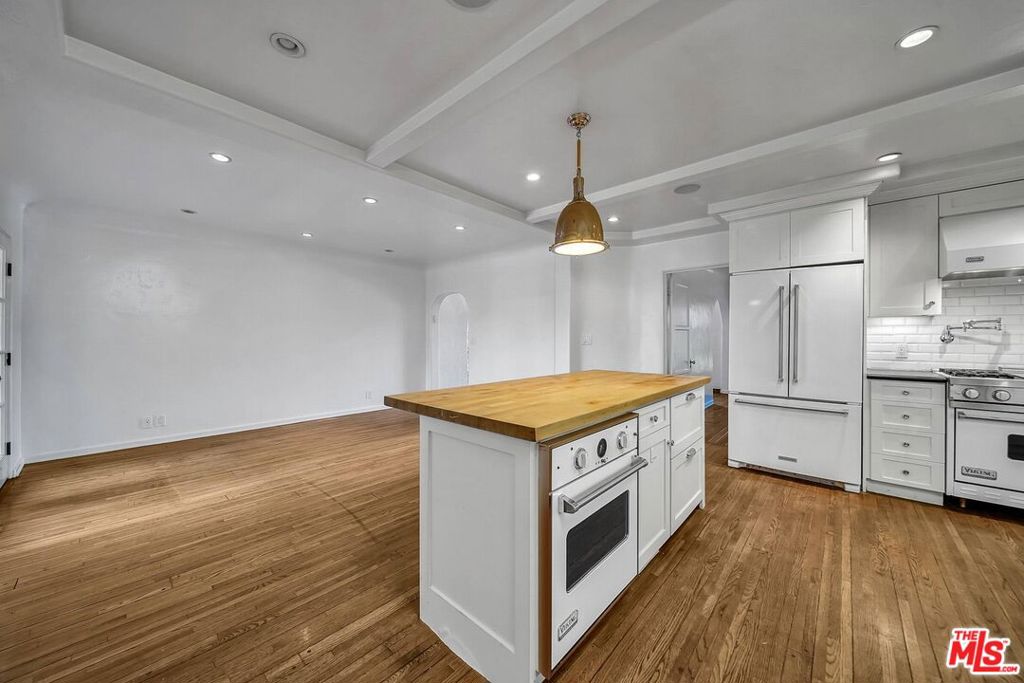333 S Roxbury Drive Property Photo 11