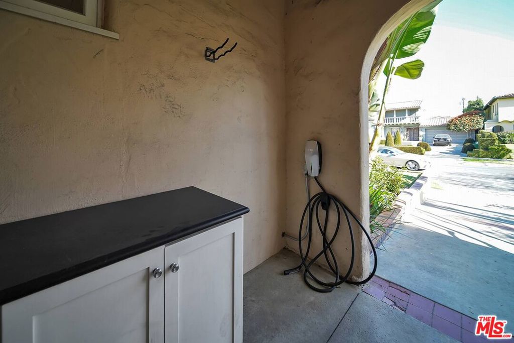 333 S Roxbury Drive Property Photo 13