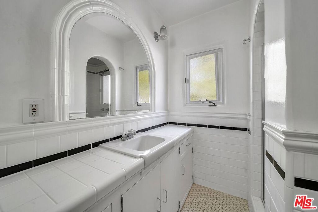 333 S Roxbury Drive Property Photo 14