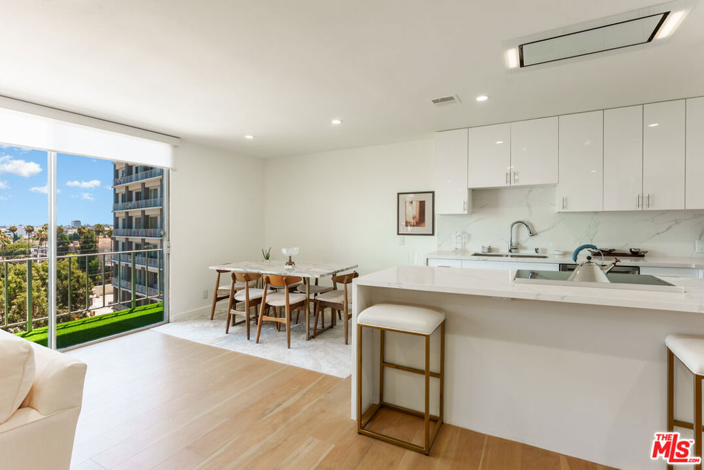 100 S Doheny Drive 811 Property Photo 3