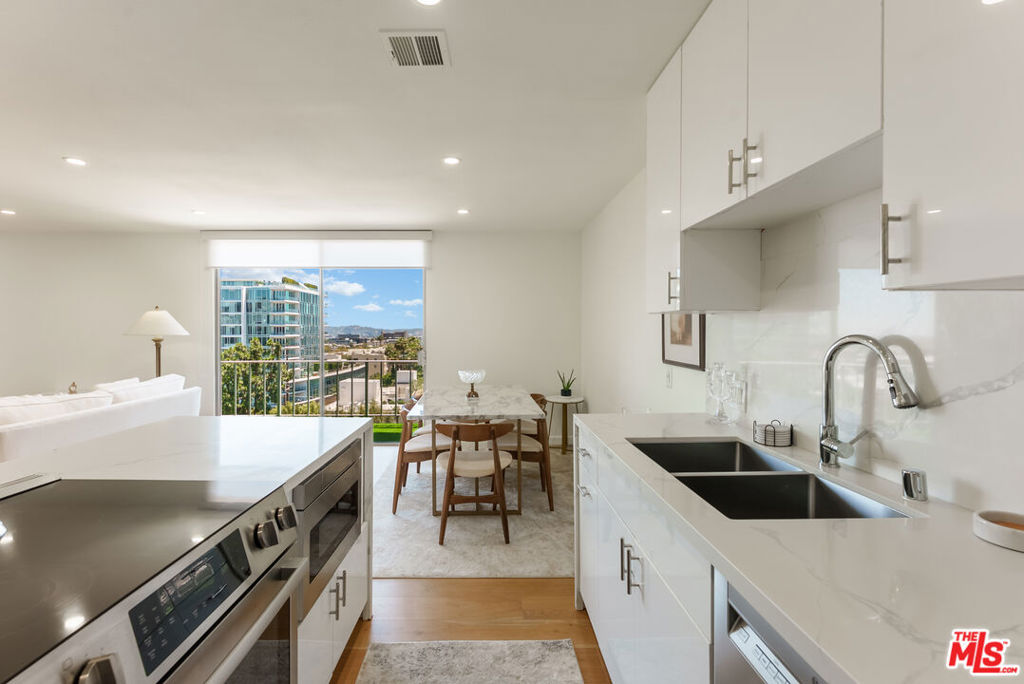 100 S Doheny Drive 811 Property Photo 4