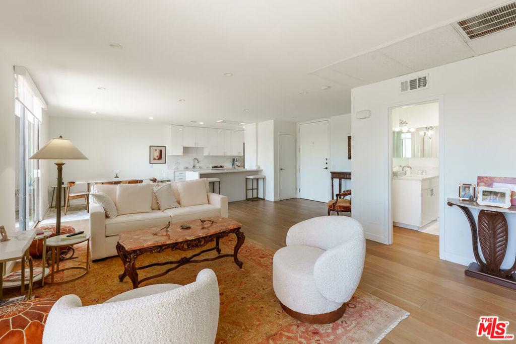 100 S Doheny Drive 811 Property Photo 7