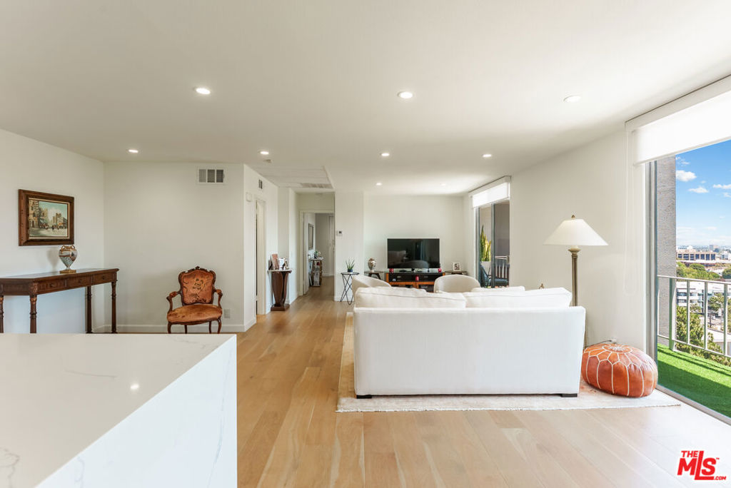 100 S Doheny Drive 811 Property Photo 8