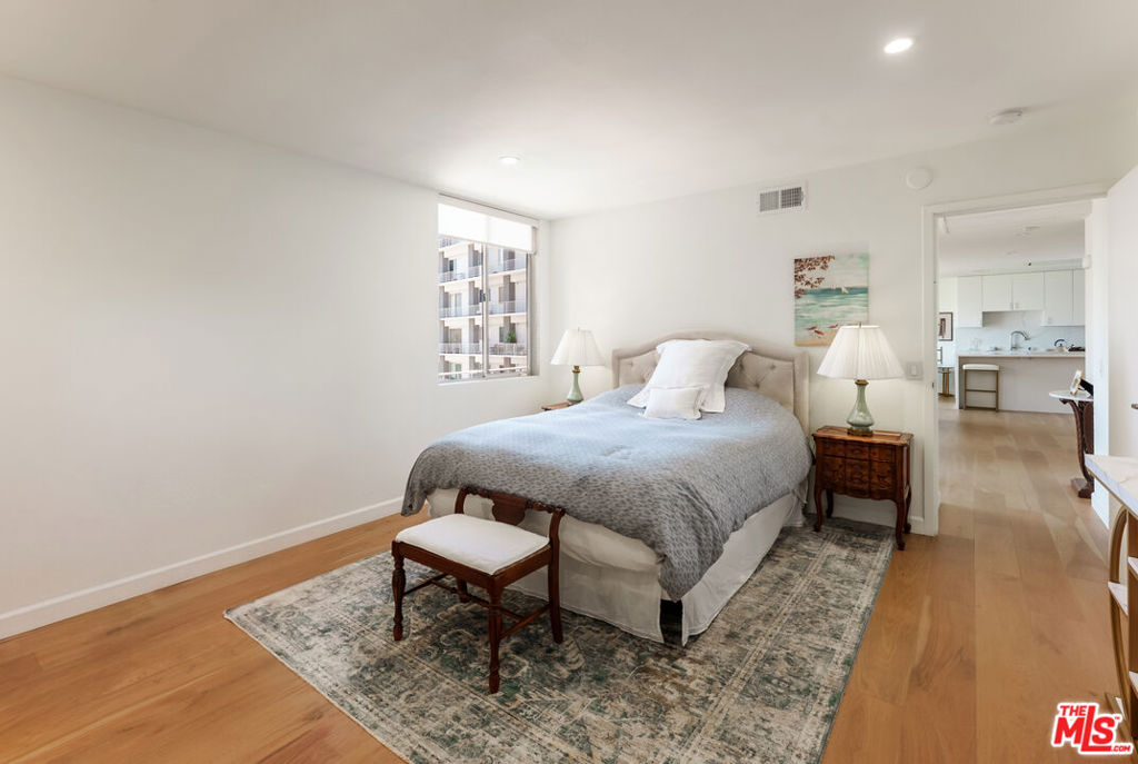 100 S Doheny Drive 811 Property Photo 10