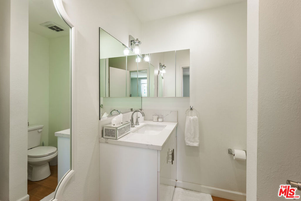 100 S Doheny Drive 811 Property Photo 11