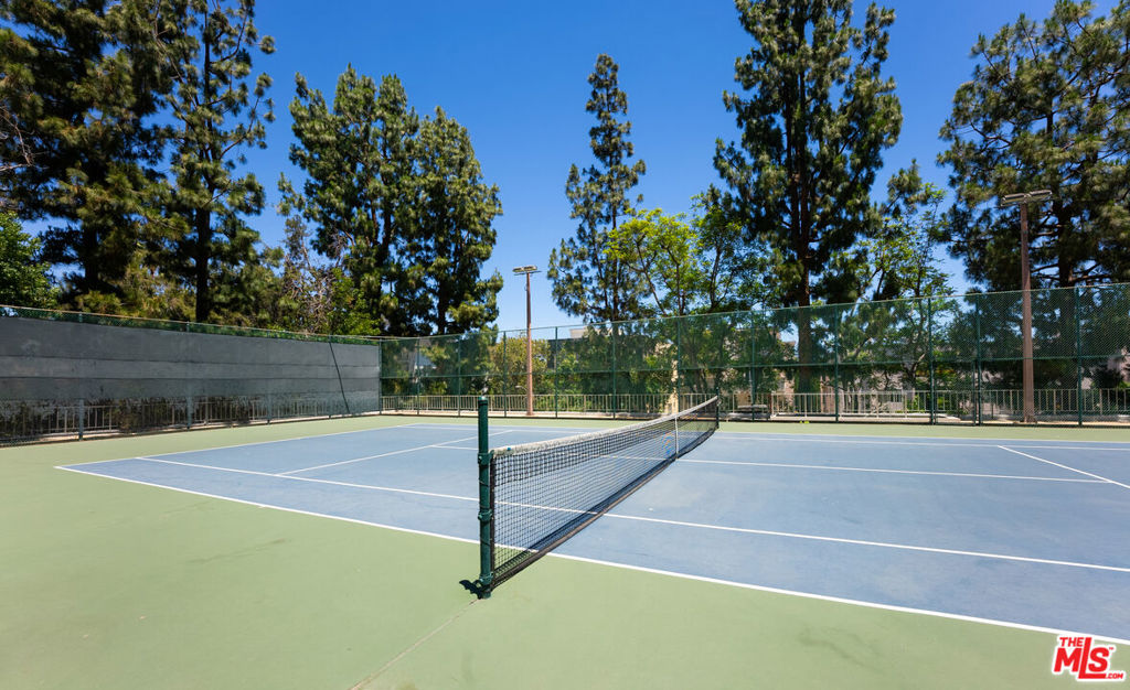 100 S Doheny Drive 811 Property Photo 12
