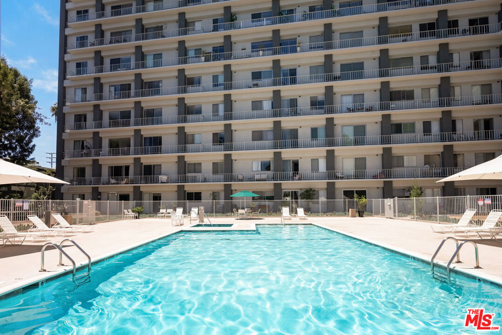 100 S Doheny Drive 811 Property Photo 16