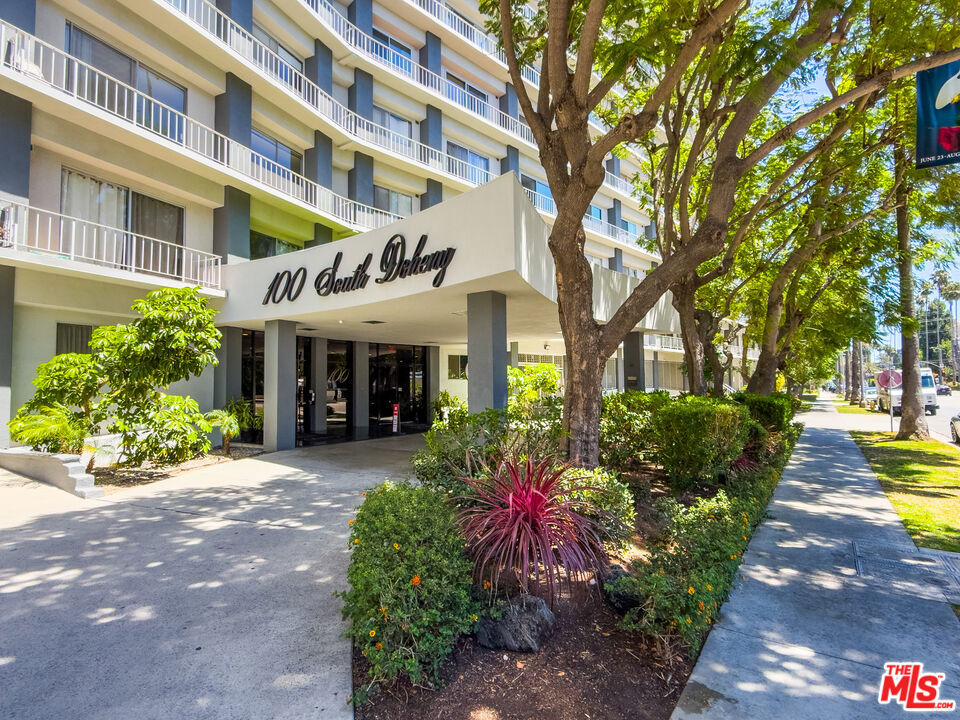 100 S Doheny Drive 811 Property Photo 17