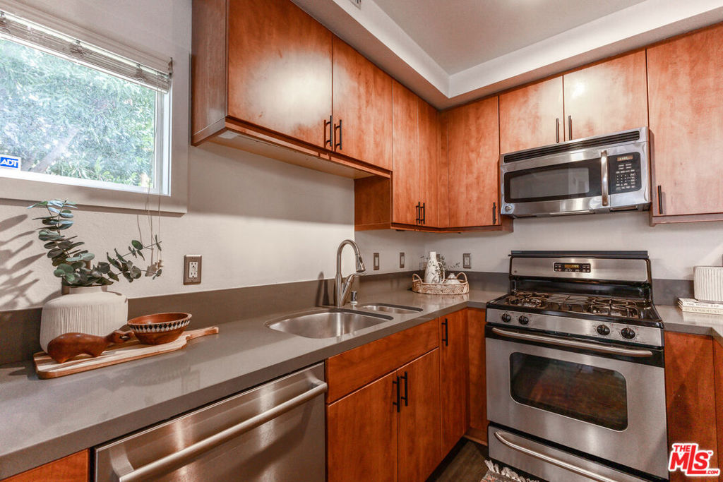 10735 Bloomfield Street 5 Property Photo 13