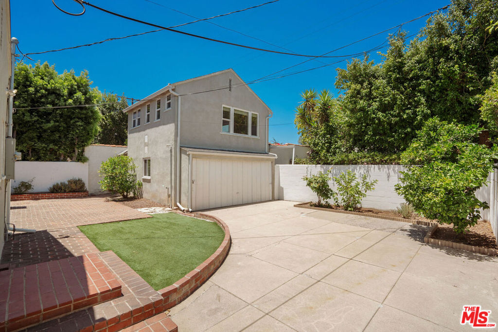 6321 W 5th Street Property Photo 3