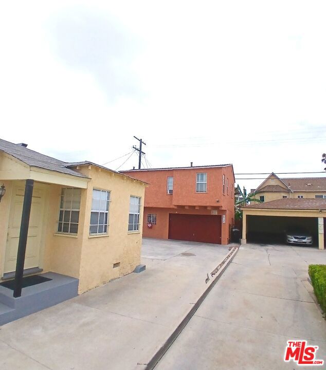 1733 S La Brea Avenue Property Photo 4
