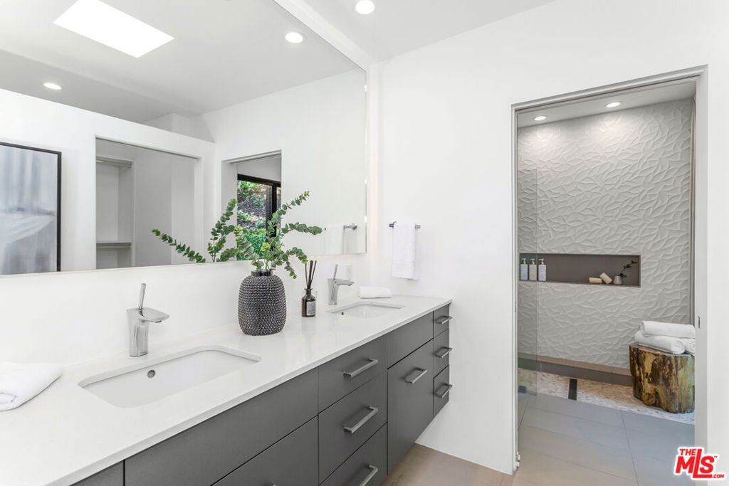 9834 Wanda Park Drive Property Photo 6