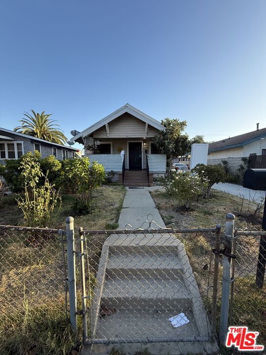 913 W 77th Street Property Photo 1