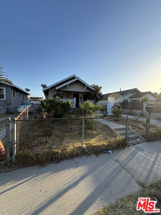913 W 77th Street Property Photo 2