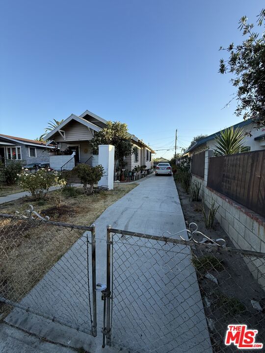 913 W 77th Street Property Photo 3