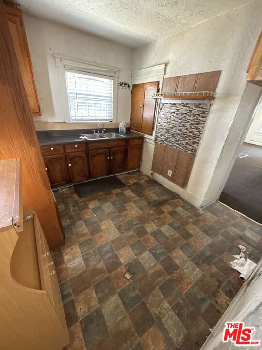 913 W 77th Street Property Photo 5