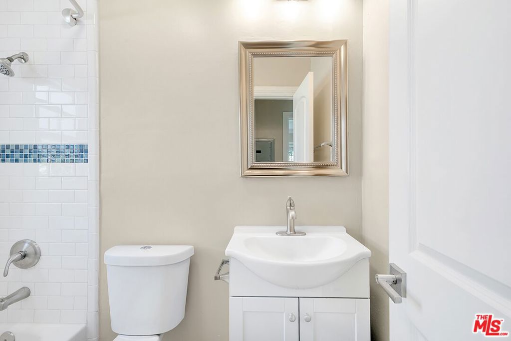 8613 1/4 W Olympic Boulevard Property Photo 11