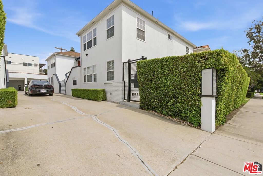 8613 1/4 W Olympic Boulevard Property Photo 19
