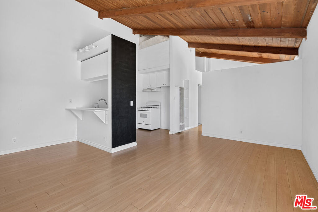 13217 Venice Boulevard Property Photo 6