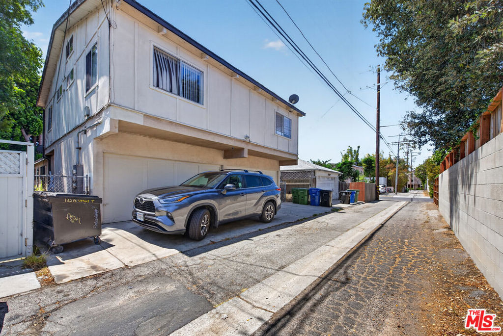 13217 Venice Boulevard Property Photo 23