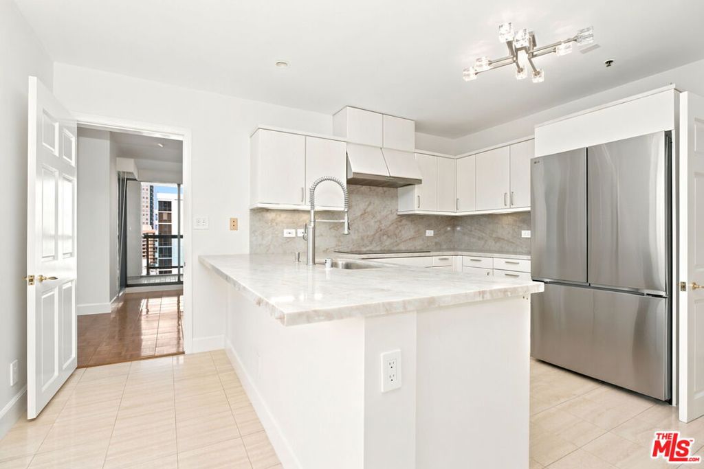 10724 Wilshire Boulevard 1104 Property Photo 16