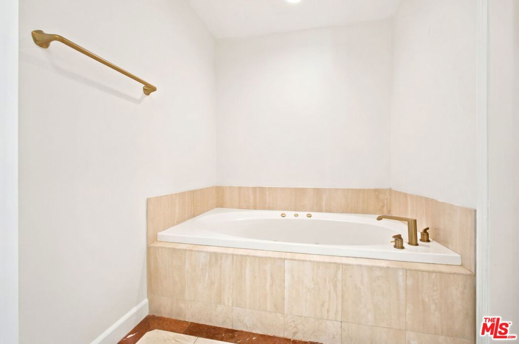 10724 Wilshire Boulevard 1104 Property Photo 23