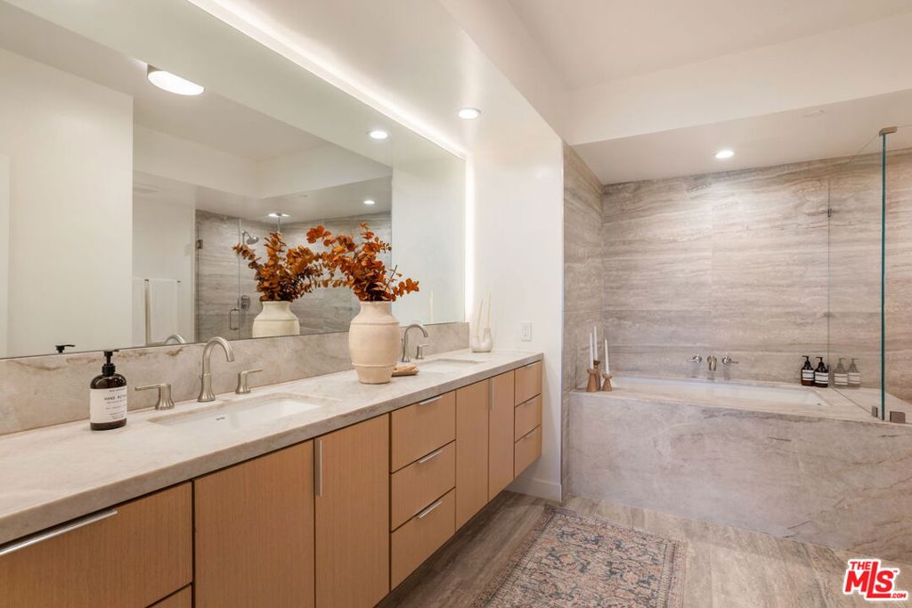 13600 Marina Pointe Drive 604 Property Photo 17