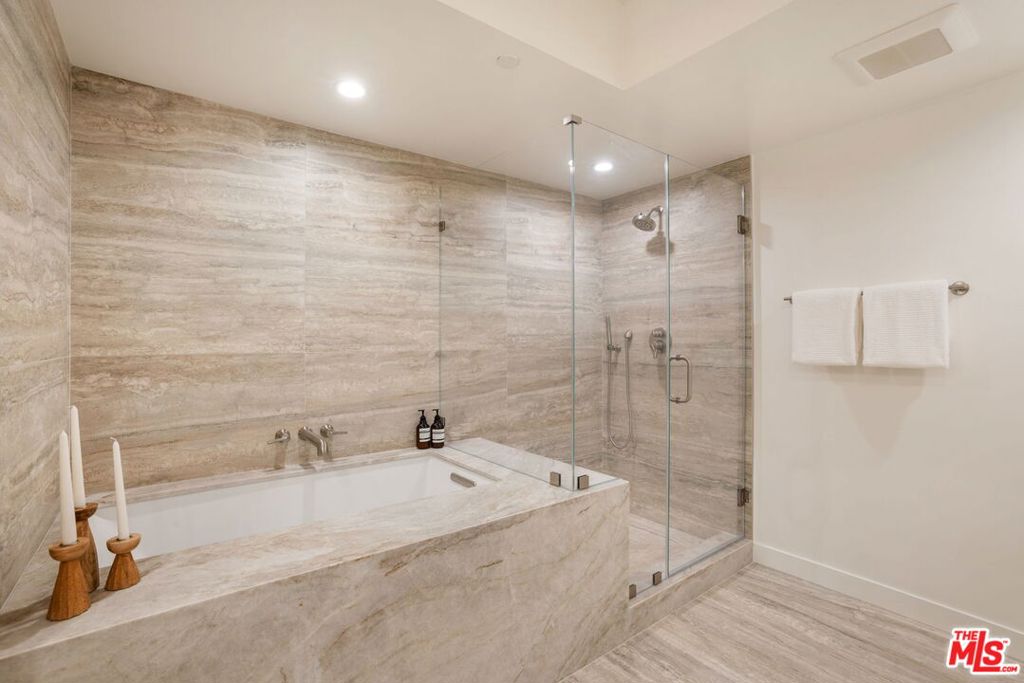 13600 Marina Pointe Drive 604 Property Photo 18