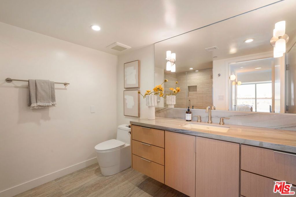 13600 Marina Pointe Drive 604 Property Photo 21