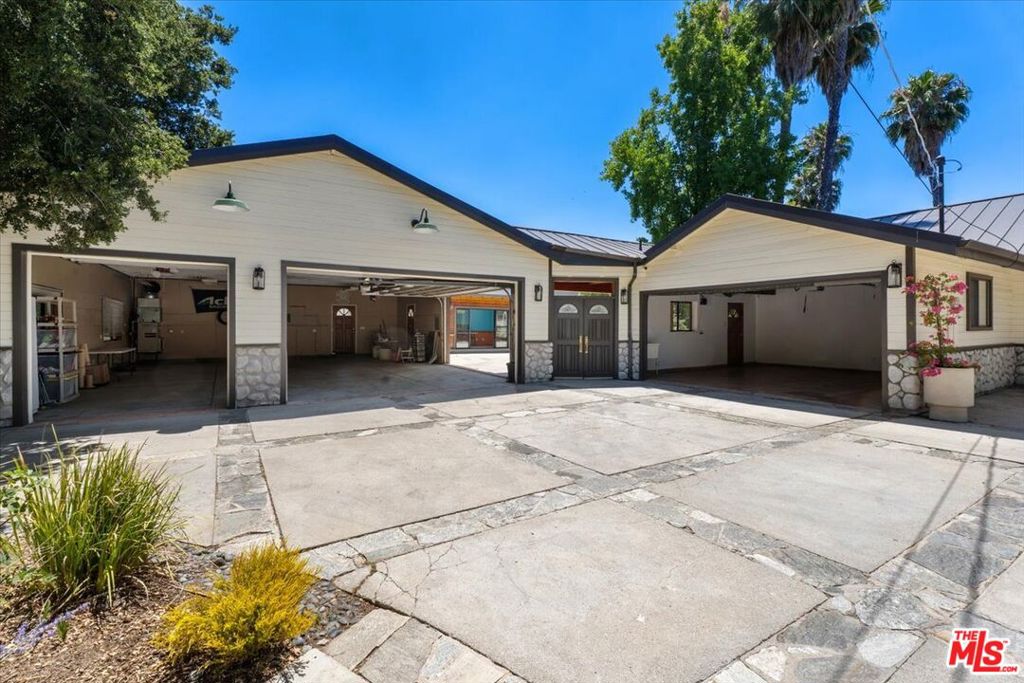 22954 Collins Street Property Photo 1