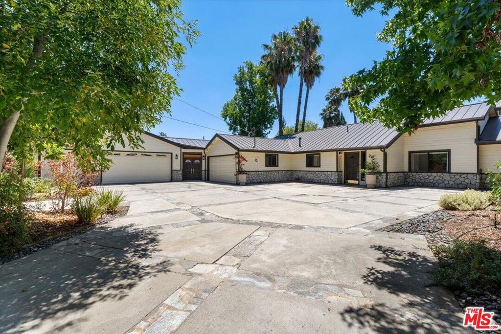 22954 Collins Street Property Photo 3